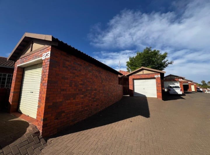 2 Bedroom Property for Sale in Langenhovenpark Free State